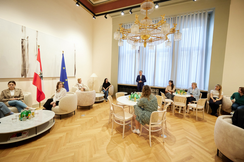 Begrüßung. Parlamentsdirektor Harald Dossi