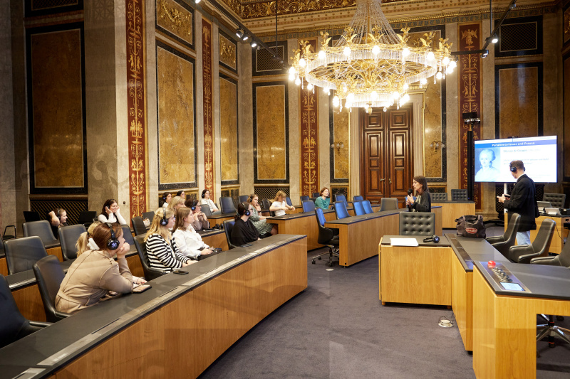 Führung. Professorin für Geschichte der Neuzeit/Frauen- und Geschlechtergeschichte, Universität Wien Gabriella Hauch