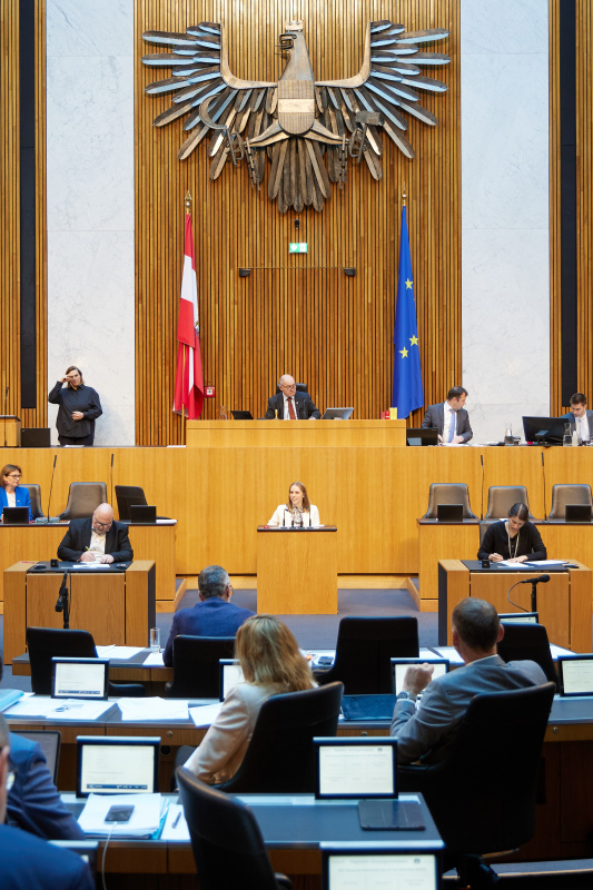 Am Redner:innenpult Kira Grünberg (ÖVP)