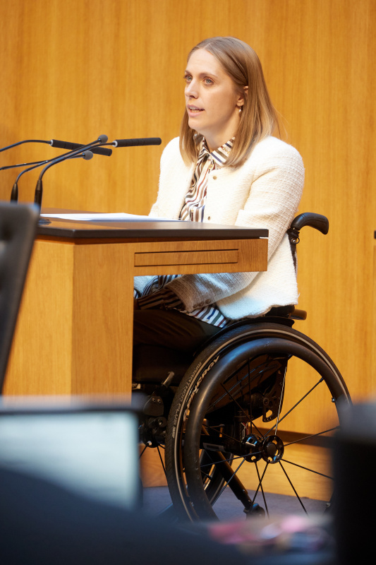 Am Redner:innenpult Kira Grünberg (ÖVP)