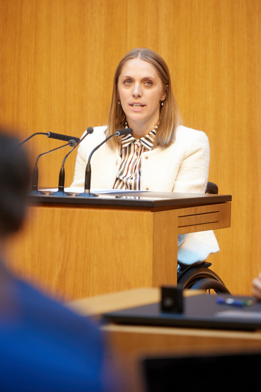 Am Redner:innenpult Kira Grünberg (ÖVP)
