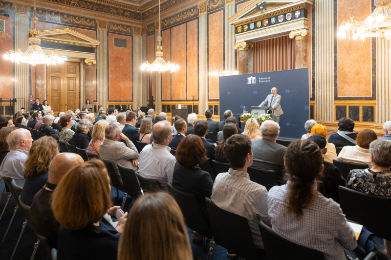 Blick Richtung Veranstaltungsteilnehmer:innen. Begrüßungsworte von Nationalratspräsident Wolfgang Sobotka (ÖVP)