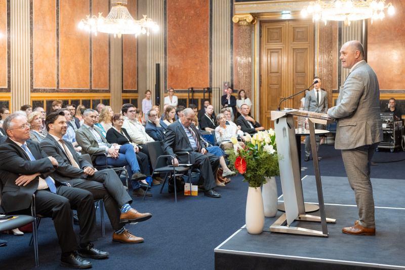 Blick Richtung Veranstaltungsteilnehmer:innen. Begrüßungsworte von Nationalratspräsident Wolfgang Sobotka (ÖVP)