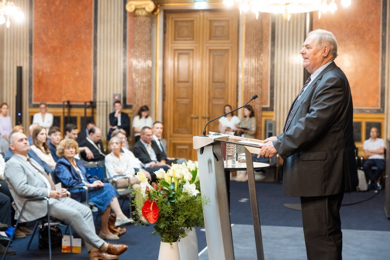 Blick Richtung Veranstaltungsteilnehmer:innen. Vortrag von Vizepräsident a.D. der ÖAW Arnold Suppan