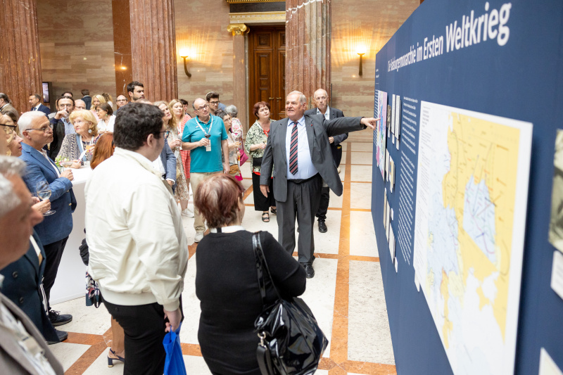 Vizepräsident a.D. der ÖAW Arnold Suppan (Mitte) führt durch die Ausstellung