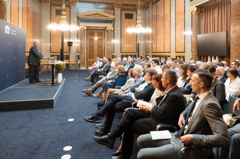 Blick Richtung Veranstaltungsteilnehmer:innen. Vortrag von Vizepräsident a.D. der ÖAW Arnold Suppan