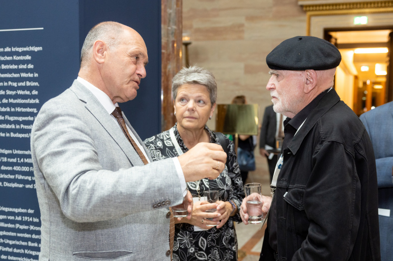 Von links: Nationalratspräsident Wolfgang Sobotka (ÖVP) im Gespräch mit  Veranstaltungsteilnehmer:innen