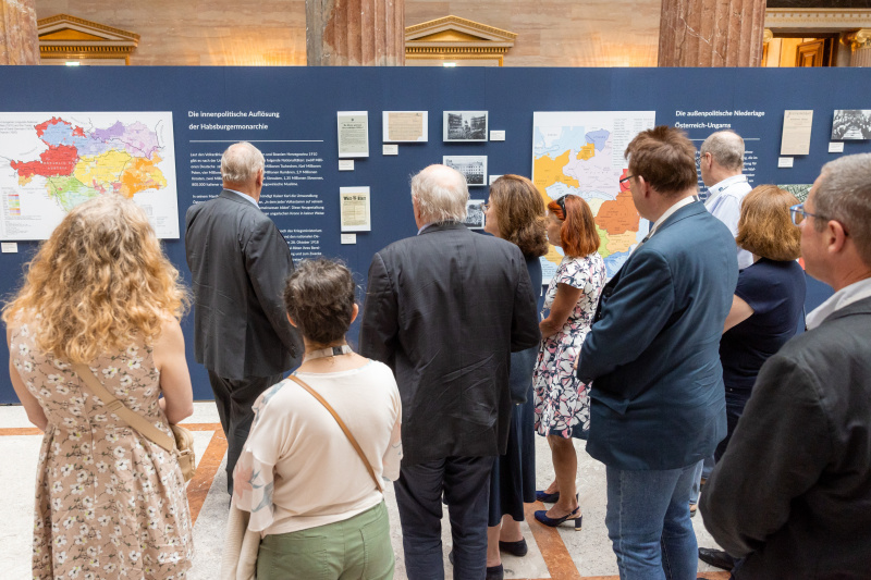 Besucher:innen betrachten die Exponate