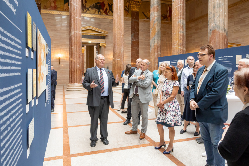 Von links: Vizepräsident a.D. der ÖAW Arnold Suppan führt durch die Ausstellung.  Nationalratspräsident Wolfgang Sobotka (ÖVP) (Mitte) beim Betrachten der Exponate.