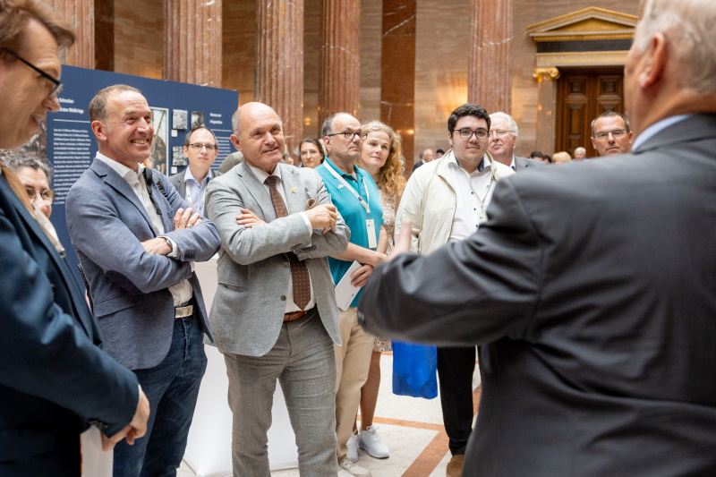 Nationalratspräsident Wolfgang Sobotka (ÖVP) (3. von links) beim Betrachten der Exponate. Vizepräsident a.D. der ÖAW Arnold Suppan (im Bild von hinten) führt durch die Ausstellung