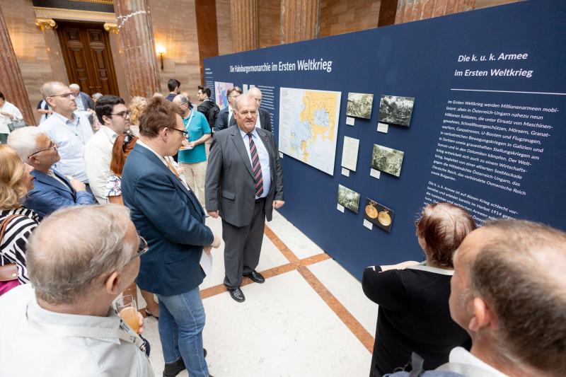 Vizepräsident a.D. der ÖAW Arnold Suppan (Mitte) führt durch die Ausstellung