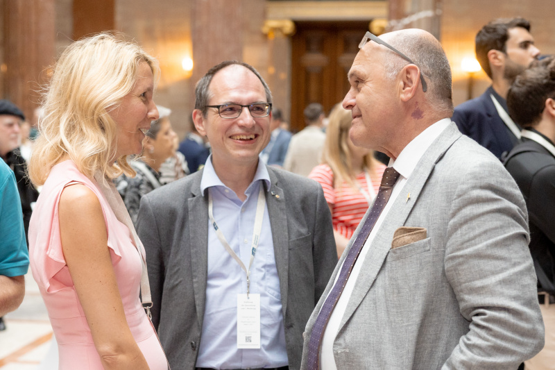 Von rechts: Nationalratspräsident Wolfgang Sobotka (ÖVP) im Gespräch mit Veranstaltungsteilnehmer:innen
