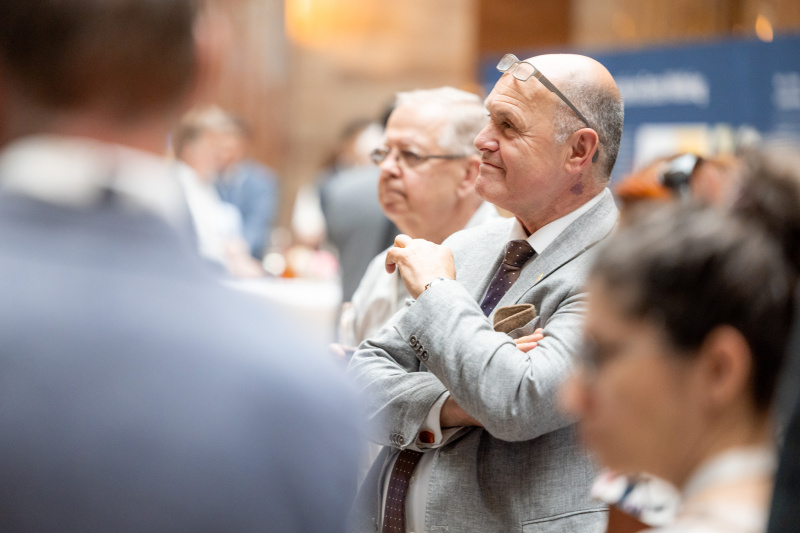 Nationalratspräsident Wolfgang Sobotka (ÖVP) beim Betrachten der Exponate