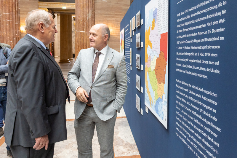 Von rechts: Nationalratspräsident Wolfgang Sobotka (ÖVP), Vizepräsident a.D. der ÖAW Arnold Suppan beim Betrachten der Exponate