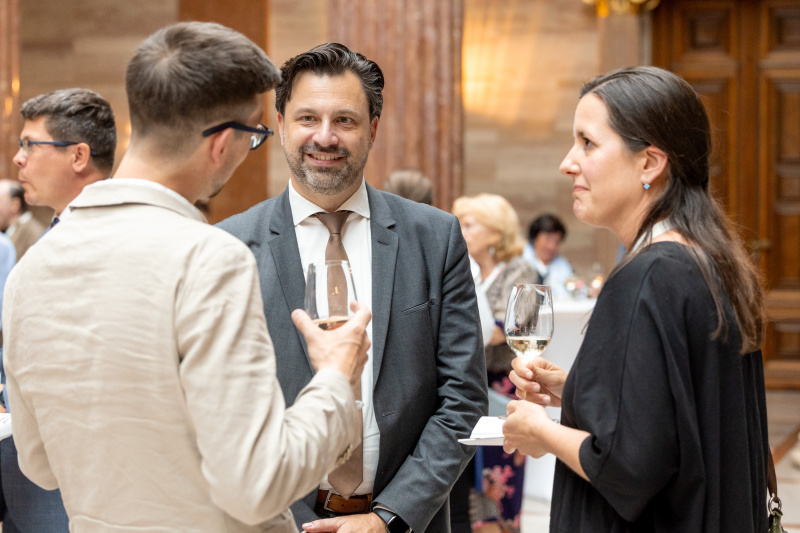 Direktor des HGM Georg Hoffmann (Mitte) im Gespräch mit Veranstaltungsteilnehmer:innen