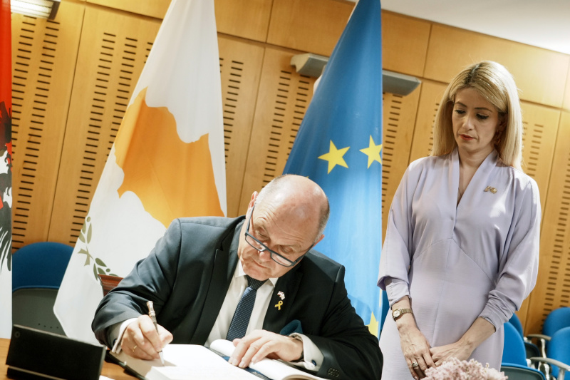 Gästebucheintrag. Nationalratspräsident Sobotka (ÖVP), President of the House of Representatives Annita Demetriou