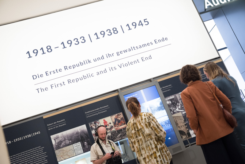 Von rechts: Podcast Host Tatjana Lukáš im Gespräch mit Soziologin Anna Durnová und Politikwissenschaftlerin Karin Liebhart