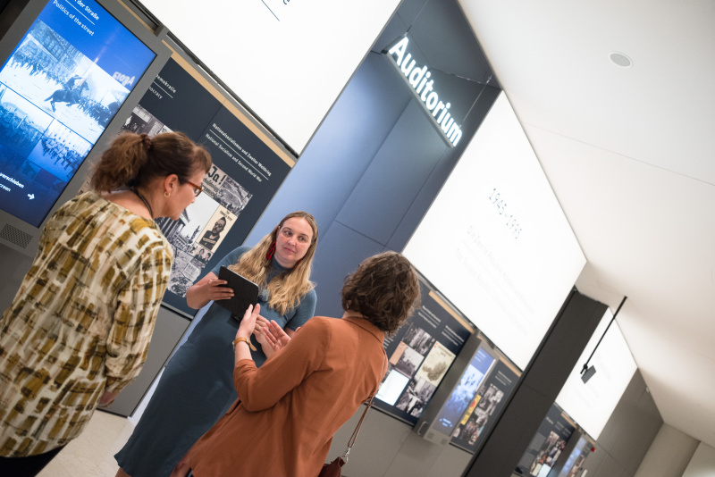 Podcast Host Tatjana Lukáš (Mitte) im Gespräch mit Soziologin Anna Durnová (rechts) und Politikwissenschaftlerin Karin Liebhart (links)
