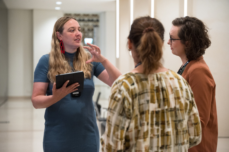 Von links: Podcast Host Tatjana Lukáš im Gespräch mit Politikwissenschaftlerin Karin Liebhart und Soziologin Anna Durnová