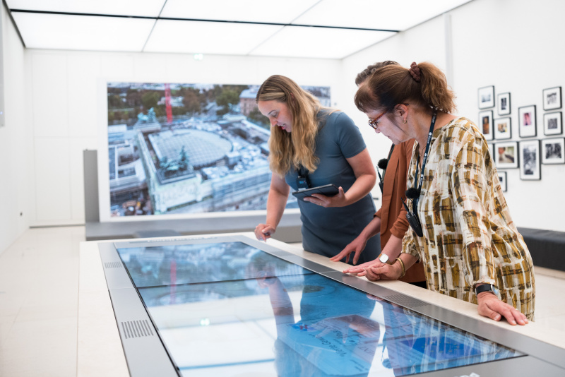 Von links: Podcast Host Tatjana Lukáš im Gespräch mit Soziologin Anna Durnová und Politikwissenschaftlerin Karin Liebhart