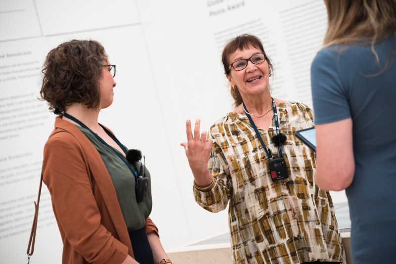 Von rechts: Podcast Host Tatjana Lukáš im Gespräch mit Politikwissenschaftlerin Karin Liebhart und Soziologin Anna Durnová