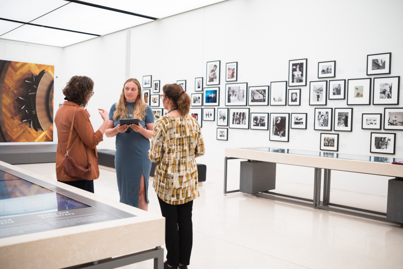Podcast Host Tatjana Lukáš (Mitte) im Gespräch mit Soziologin Anna Durnová (links) und Politikwissenschaftlerin Karin Liebhart (rechts)