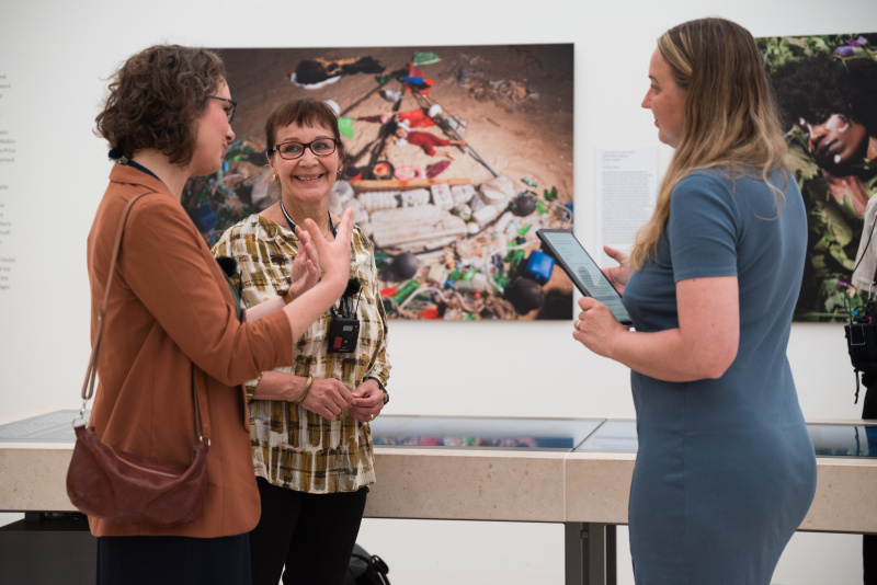 Von rechts: Podcast Host Tatjana Lukáš im Gespräch mit Politikwissenschaftlerin Karin Liebhart und Soziologin Anna Durnová