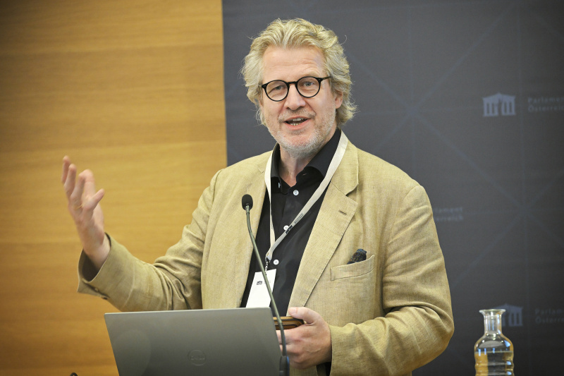 Moderation. Philipp Blom