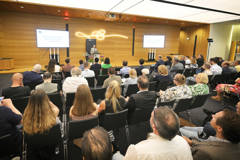 Eröffnungsworte. Nationalratspräsident Wolfgang Sobotka (ÖVP). Blick Richtung Veranstaltungsteilnehmer:innen