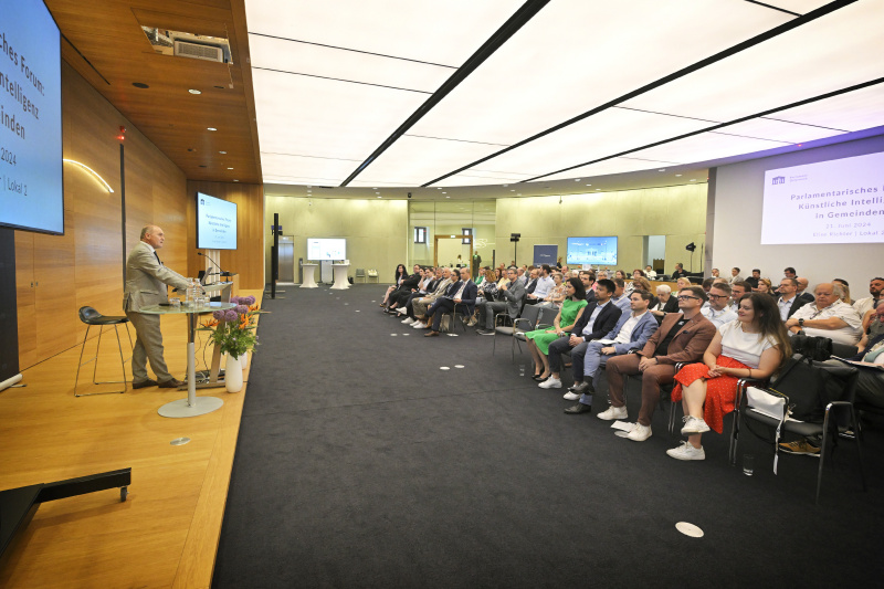 Eröffnungsworte. Nationalratspräsident Wolfgang Sobotka (ÖVP). Blick Richtung Veranstaltungsteilnehmer:innen