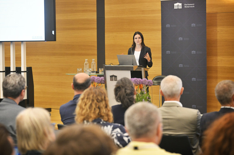 Impulsvortrag. Mitarbeiterin Kanzlei Schiefer Maria Troger