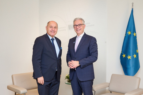 Image of flag. From left: President of the National Council Wolfgang Sobotka (ÖVP) and President of the Parliamentary Assembly of the Council of Europe Theodoros Roussopoulos