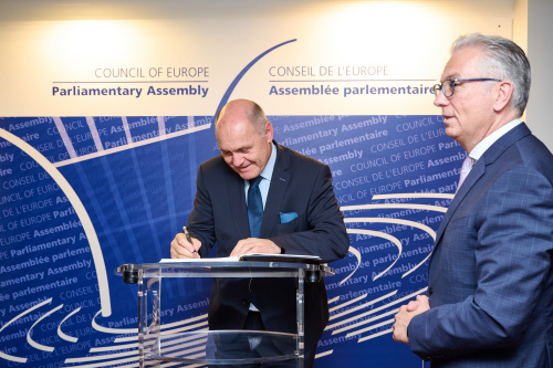 Guest book entry. From left: President of the National Council Wolfgang Sobotka (ÖVP) and President of the Parliamentary Assembly of the Council of Europe Theodoros Roussopoulos