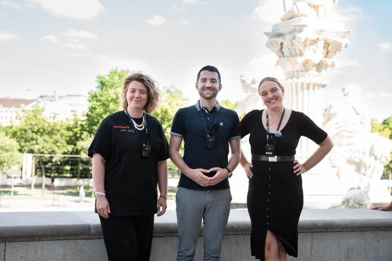 Gruppenfoto. Von Links: Caroline Hammoutene (Demokratie21), Pascal Günsberg (PolEdu), Podcast Host Tatjana Lukáš