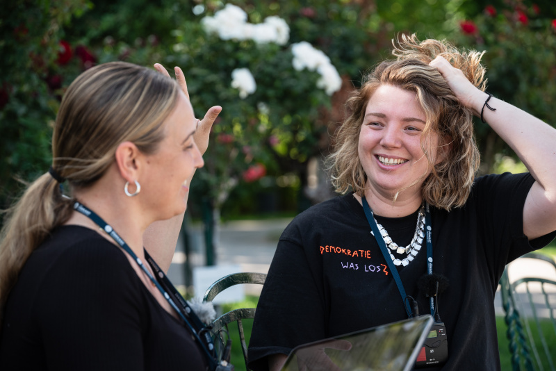 Von links: Podcast Host Tatjana Lukáš, Caroline Hammoutene (Demokratie21)