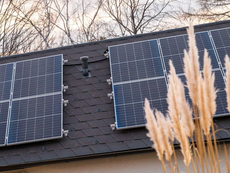 Photovoltaikanlage auf dem Dach eines Einfamilienhauses