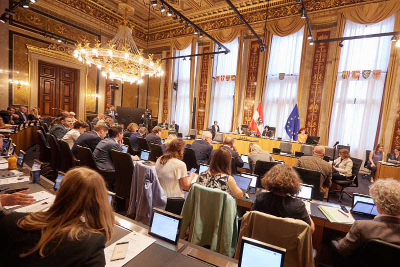 Bundesratspräsidentin Margit Göll (ÖVP) eröffnet die Bundesratssitzung