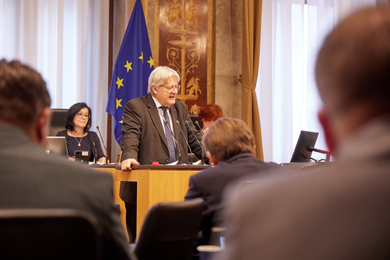 Am Redner:innenpult Bundesrat Stefan Schennach (SPÖ)