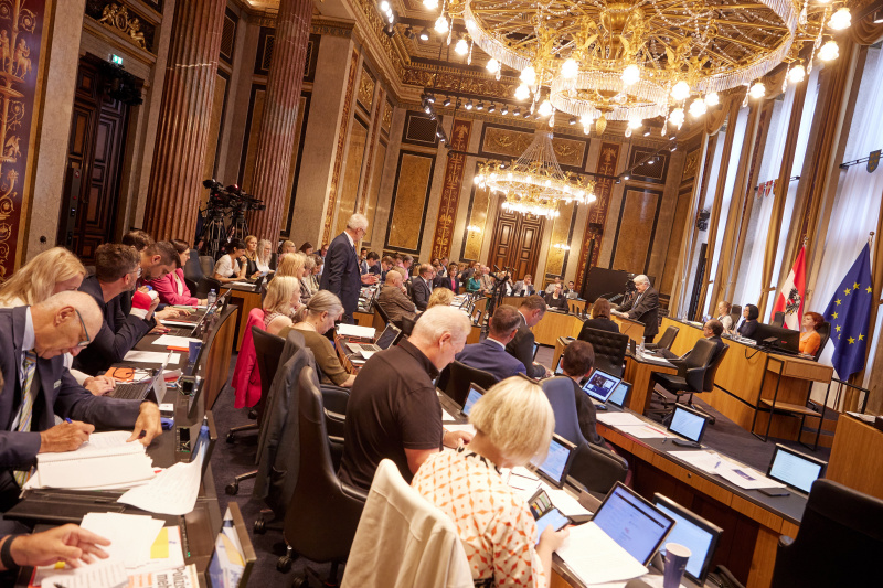 Am Redner:innenpult Bundesrat Stefan Schennach (SPÖ)