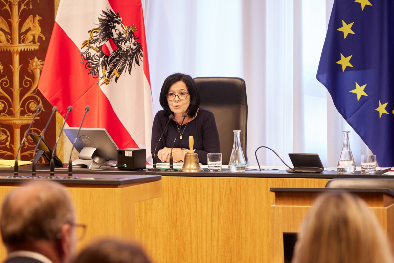 Bundesratspräsidentin Margit Göll (ÖVP) am Präsidium