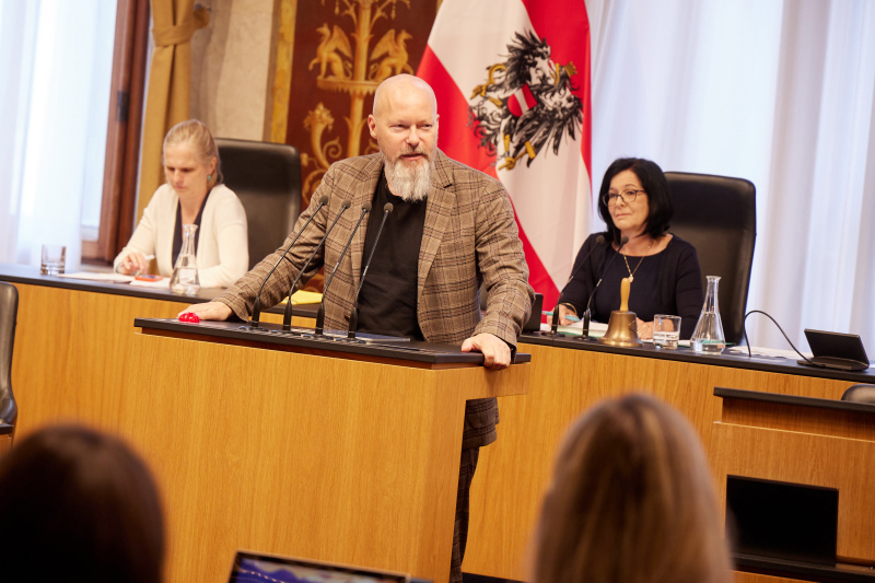 Am Redner:innenpult Vorsitzender der Bundesratsfraktion Marco Schreuder (GRÜNE)