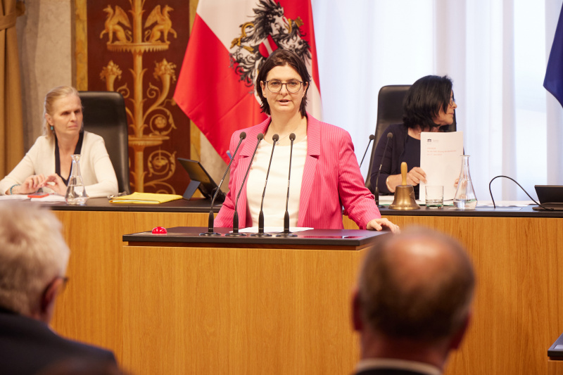 Am Redner:innenpult Bundesrätin Manuela-Anna Sumah-Vospernik (NEOS)