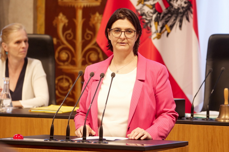 Am Redner:innenpult Bundesrätin Manuela-Anna Sumah-Vospernik (NEOS)