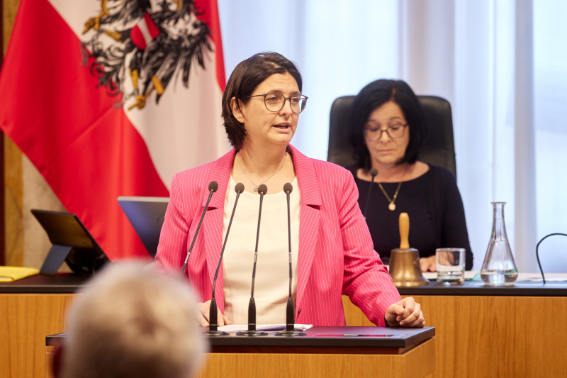 Am Redner:innenpult Bundesrätin Manuela-Anna Sumah-Vospernik (NEOS)