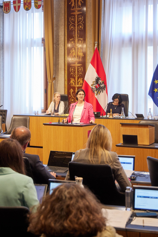 Am Redner:innenpult Bundesrätin Manuela-Anna Sumah-Vospernik (NEOS)