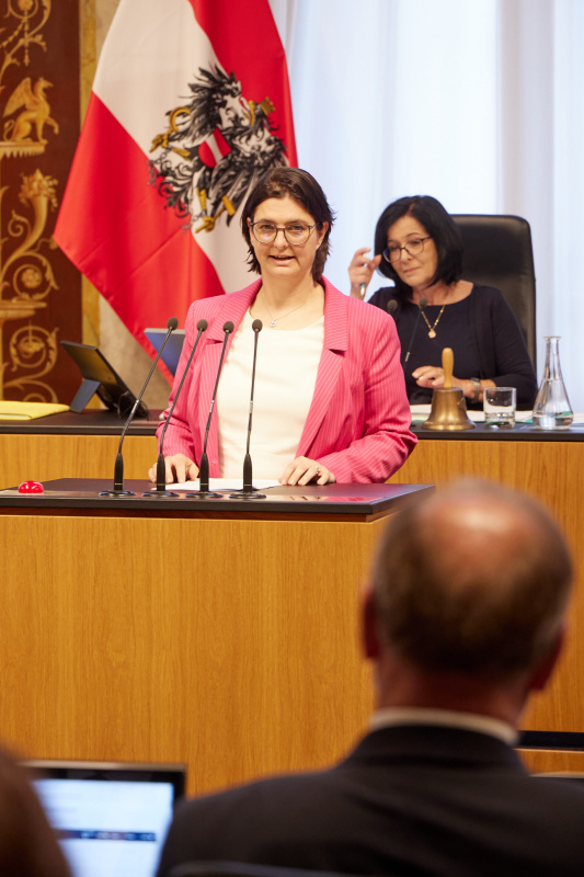 Am Redner:innenpult Bundesrätin Manuela-Anna Sumah-Vospernik (NEOS)