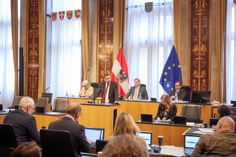 Am Redner:innenpult Bundesrat Daniel Schmid (SPÖ)