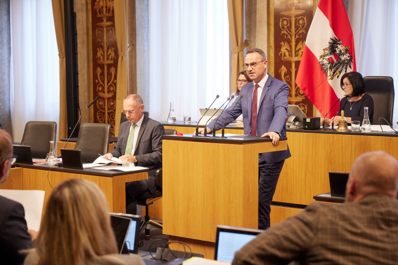 Am Redner:innenpult Bundesrat Dominik Reisinger (SPÖ)