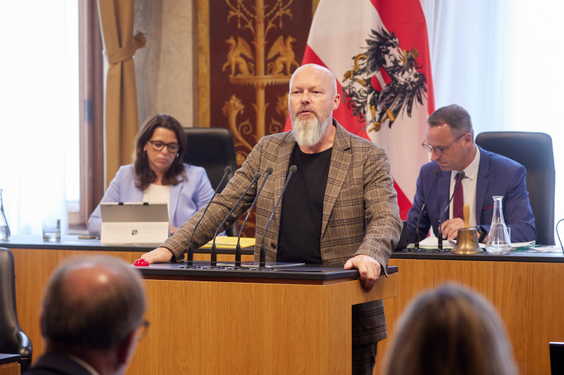 Am Redner:innenpult Vorsitzender der Bundesratsfraktion Marco Schreuder (GRÜNE)
