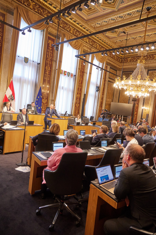 Am Redner:innenpult Bundesrat Harald Himmer (ÖVP)